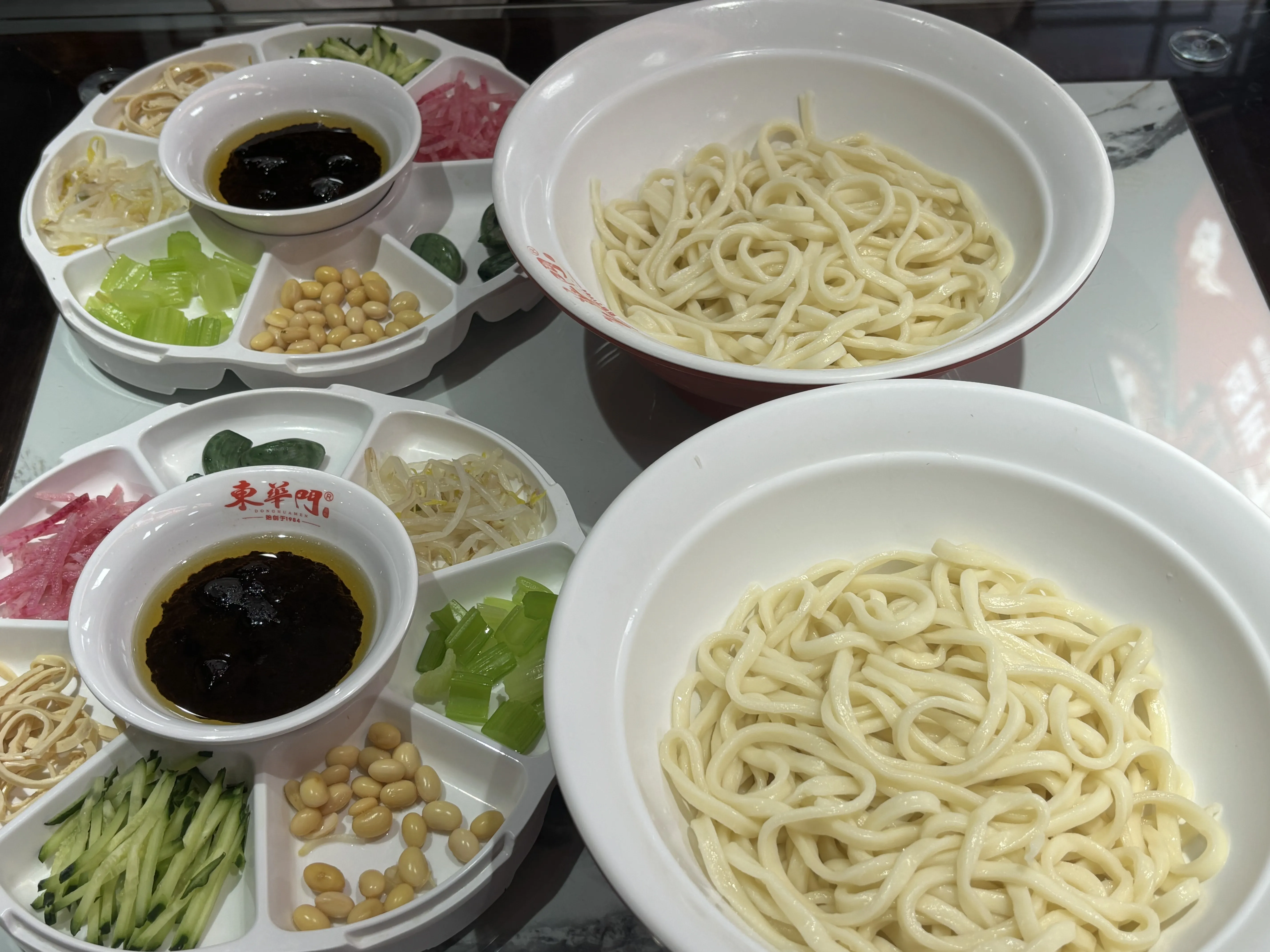 又苦又咸，芹菜里还有小虫子，找店家也只是换了一份芹菜给我