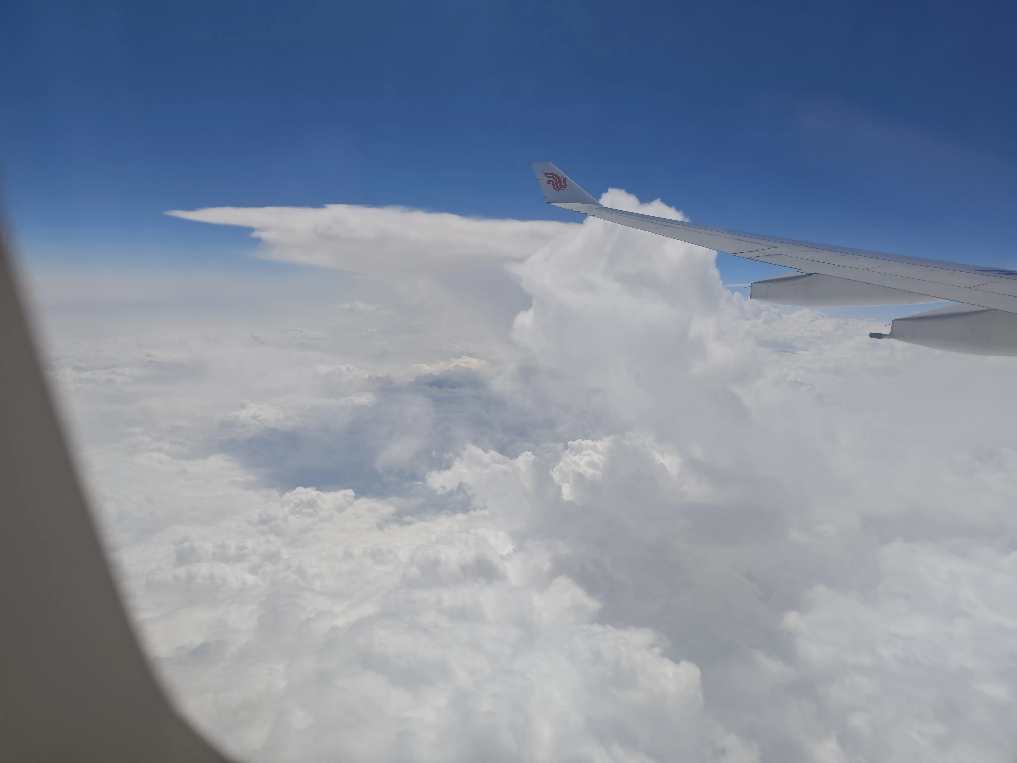 已经飞到云层上了，周围都没云，不知道这一大坨云怎么来的